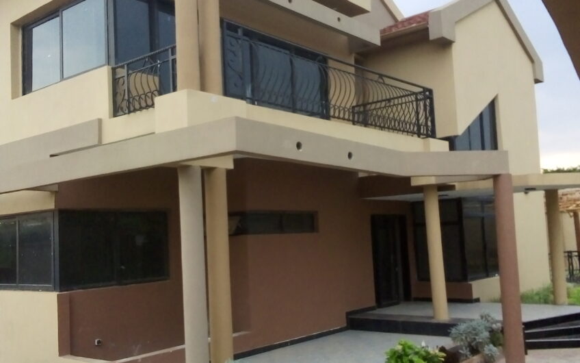 Maison a louer avec piscine dans la ville de Lubumbashi au quartier Golf non de l’hotel pulman