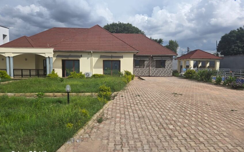 Maison à louer Lubumbashi au golf le battant avc piscine