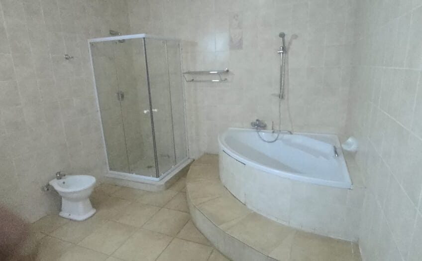 Maison a louér à Lubumbashi au quartier golf battant